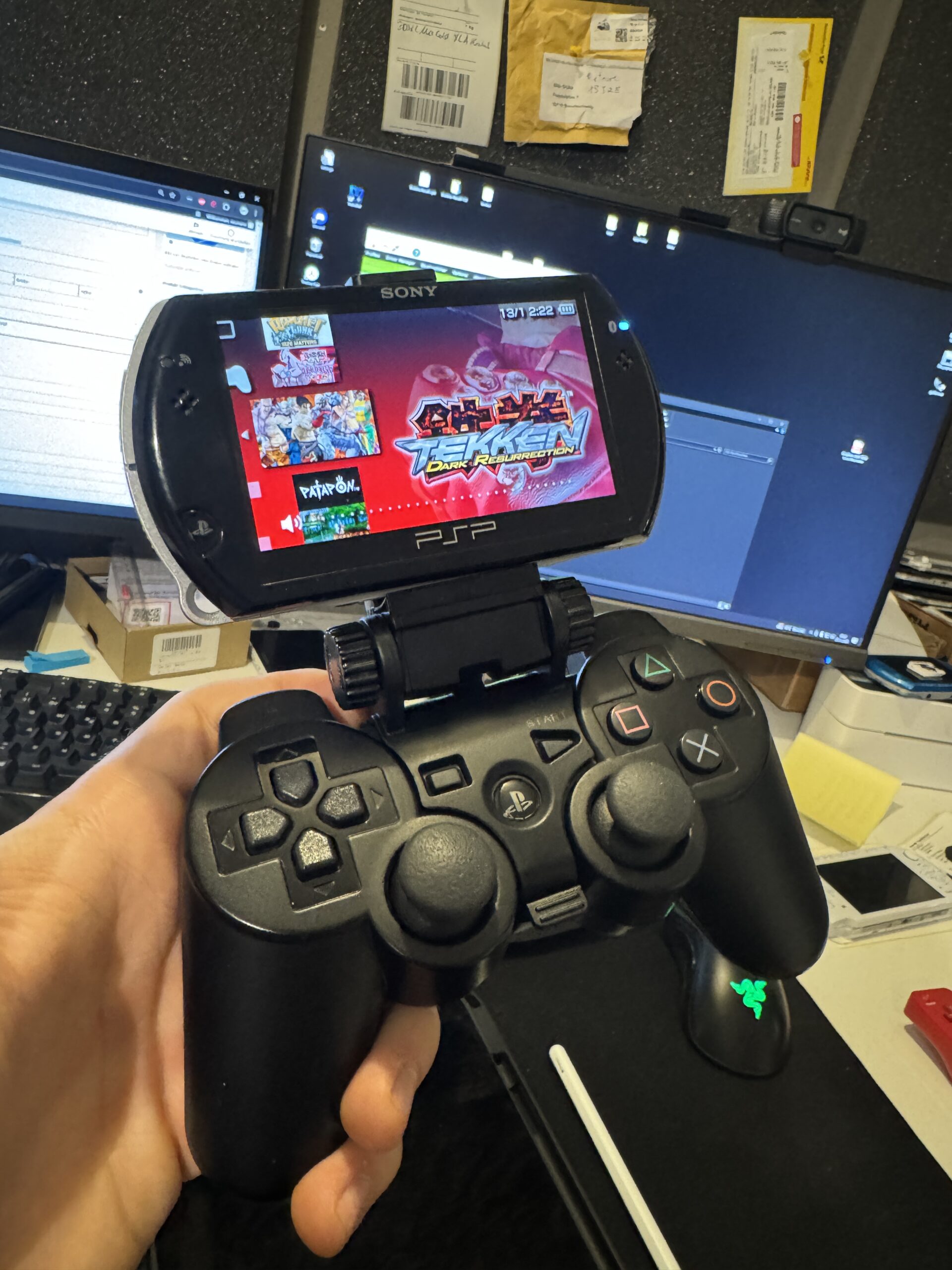 PSP Go mit Grip für PS3 Controller